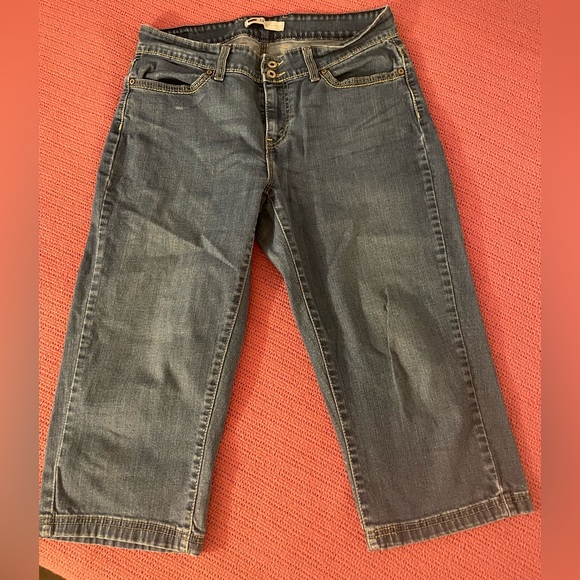 Woman’s Levis Capris - Picture 1 of 5